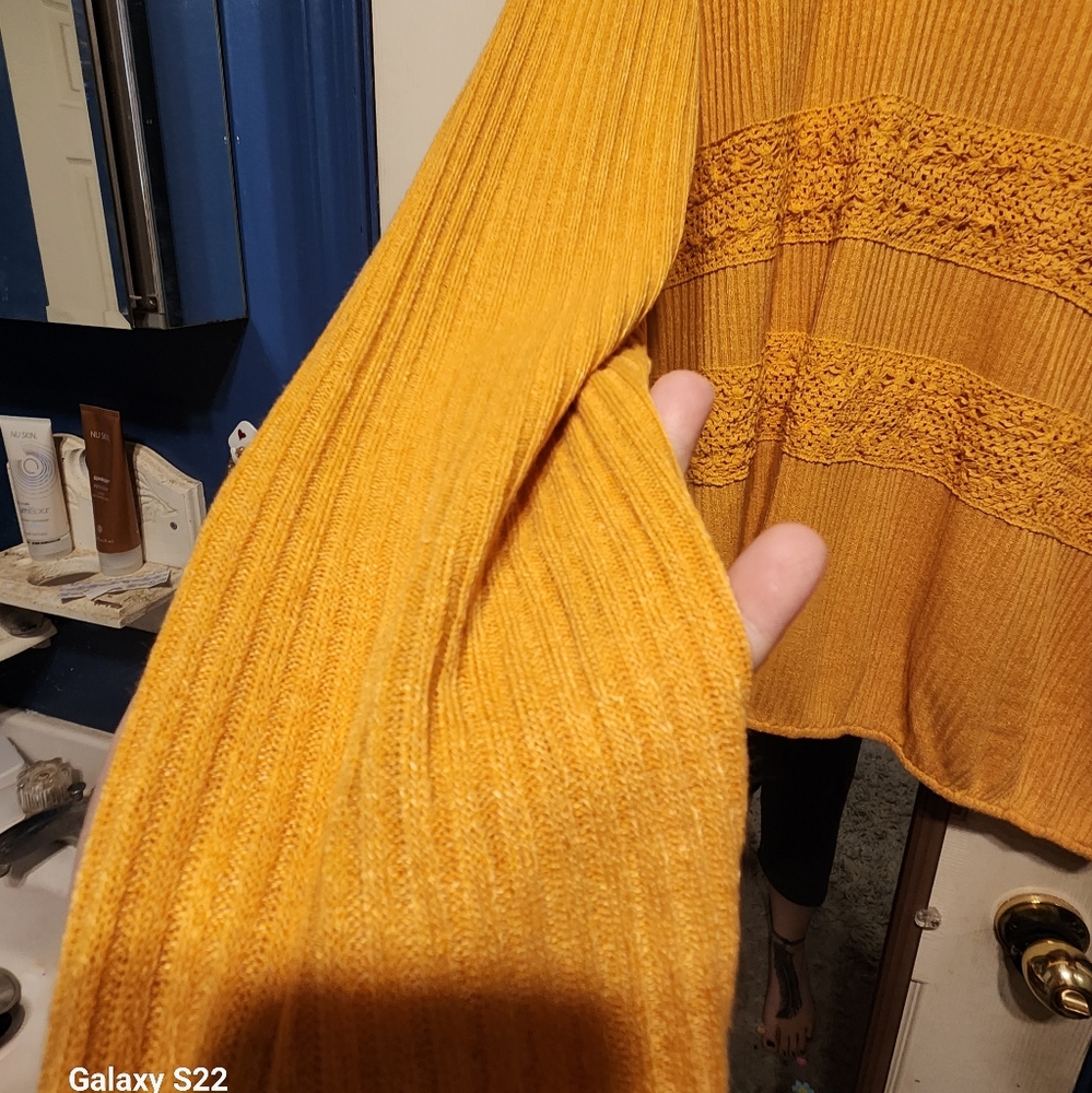 Beautiful mustard colored over size sweater size 1xl - Picture 2 of 3